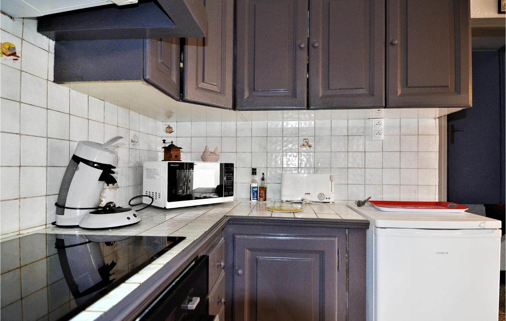 Lovely Home In Arles With Kitchen Exteriör bild