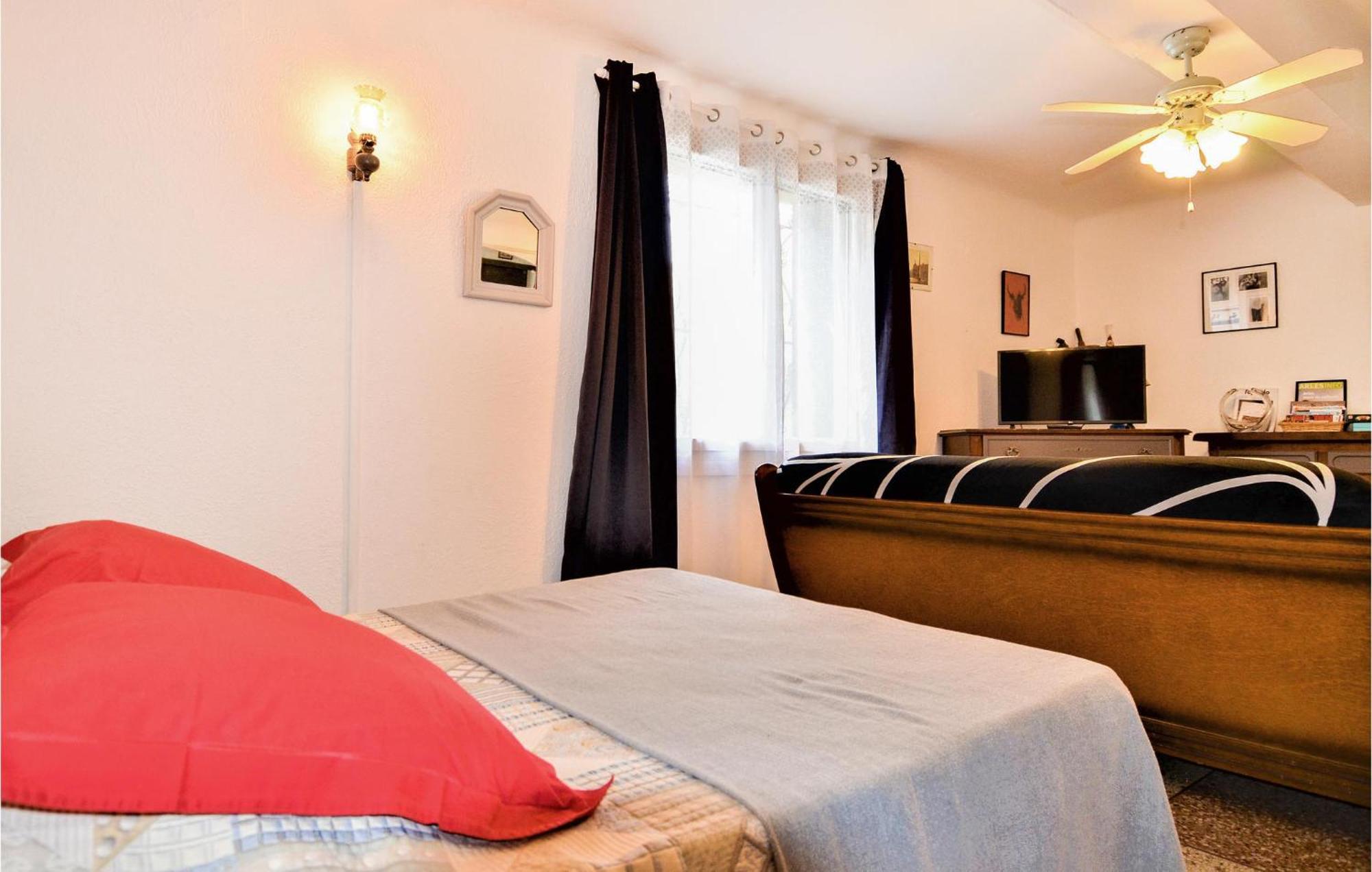Lovely Home In Arles With Kitchen Exteriör bild